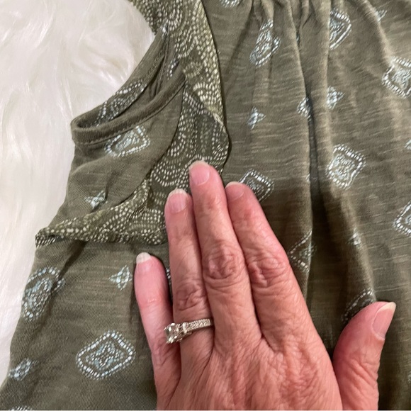 Lucky Brand top with flutter sleeves olive green medium - Picture 4 of 11